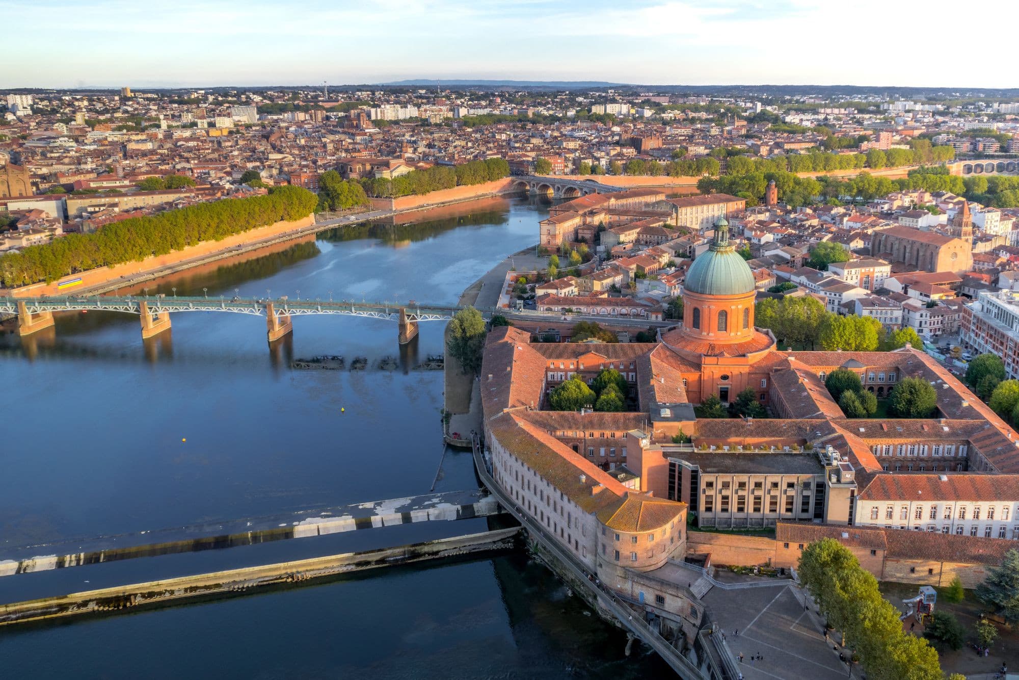 Épaviste à Toulouse Une vue aérienne de la ville de Toulouse